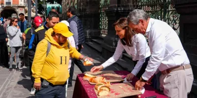 Comparten José Chedraui y MariElise rosca de Reyes con poblanos