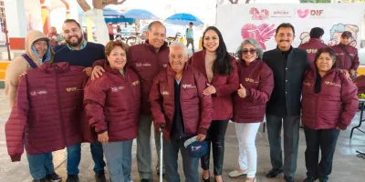   Tonantzin y Lupita Fernández entregan prendas abrigadoras en Santa Bárbara Almoloya