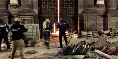 Incendio en la Catedral de Puebla: puerta del recinto histórico arde en la madrugada de este sábado