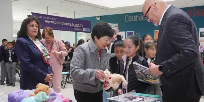 La Rectora de la BUAP participa en la campaña “Regala una sonrisa”