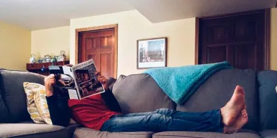 ¿Quedarte en casa o salir con amigos? La psicología explica qué dice tu elección
