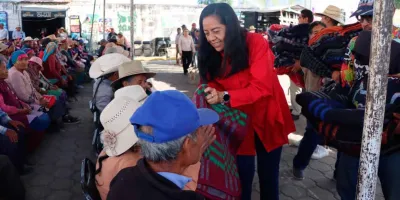 Ariadna Ayala entregó cobijas en San Pedro Benito Juárez, Atlixco