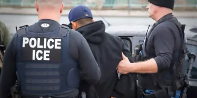 VIDEO. Sin baños y aglomerados están migrantes en instalaciones del ICE en Baltimore