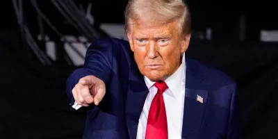 Trump responde con gesto obsceno a trabajador de planta Ford que lo insultó 