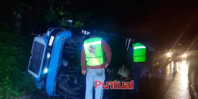Vuelca camión cargado con 18 toneladas de naranja, en la carretera Federal Pachuca - Tuxpan