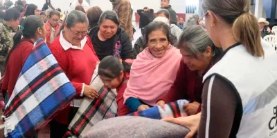 BUAP entrega frazadas con PET reciclado