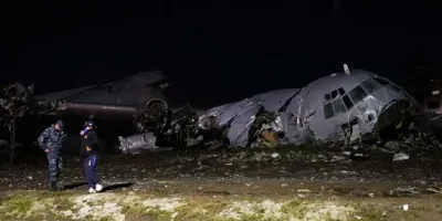 Avión militar cargado de billetes fuera de pista colisiona con vehículos en Bolivia