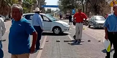 Protesta por tarifas de agua cierra acceso en San Diego Chalma, Tehuacán