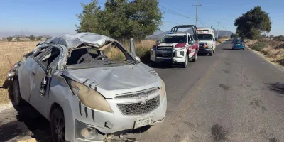 Camioneta provocó volcadura de auto en Tlachichuca