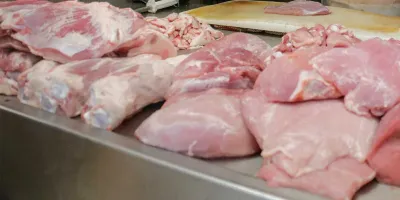 Descubren 700 kilos de carne caduca en mercados, Chedraui y Aurrerá