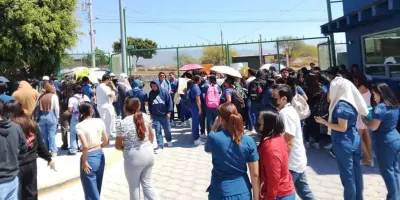 Alumnos de Estomatología protestan en campus universitario de Tehuacán por falta de insumos