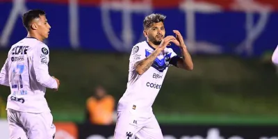 Cruz Azul arrasa y Monterrey sufre, pero ambos avanzan en la Concachampions