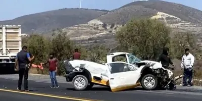 Dos autos chocan tras ser embestidos por camión sin frenos en Cañada Morelos