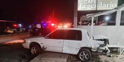 Ebrio impacta tres vehículos en Bulevar Benito Juárez, Xicotepec