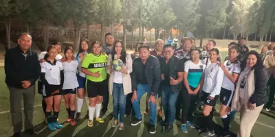 Moderniza Tonantzin Fernández alumbrado público en la Unidad Deportiva de Cuachayotla