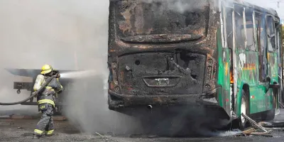 Bloqueos carreteros frenan salidas de autobuses desde Puebla