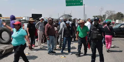 Usuarios y transportistas bloquean accesos en Puebla para exigir regreso de la Ruta 100