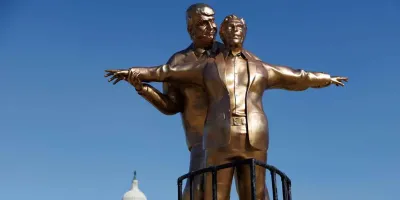 Instalan estatua de Trump y Epstein estilo Titanic frente al National Mall y desata polémica
