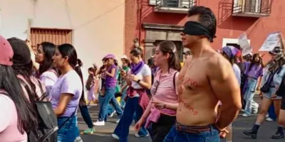 Exhiben a supuesto aliado feminista como deudor alimentario durante marcha del 8M en Tlaxcala