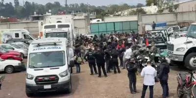 Gritos desde un tráiler alertan a trabajadores: rescatan a 229 migrantes en Xalapa