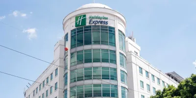 Aparecieron madre e hijo muertos en el Hotel Holiday; eran de la CDMX