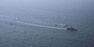 Irán amenaza con quemar barcos que crucen el estrecho de Ormuz