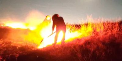 Fuego consumió llantas abandonadas en lote baldío de Texmelucan