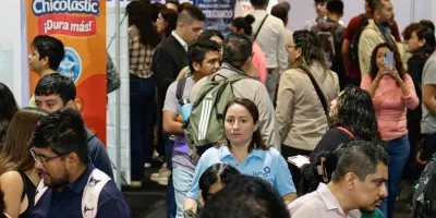 Mujeres en Puebla participan más en el trabajo, pero persisten bajos salarios e informalidad