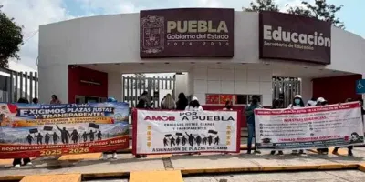 Maestros se manifiestan en SEP Puebla por irregularidades en plazas docentes