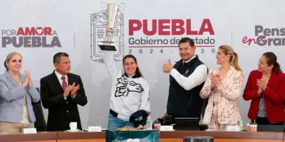 Talento deportivo fortalece a puebla: Alejandro Armenta Mier distingue a piloto poblana