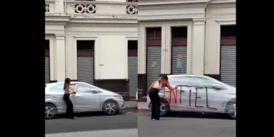 VIDEO. Venganza por infidelidad viral: mujer envuelve auto y desata debate en redes