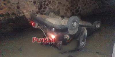 Auto terminó en el río Atoyac en Texmelucan tras chocar y volcar