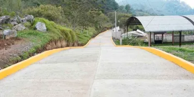 Rogelio López entregó calle pavimentada en Cuauxinca, en Huauchinango