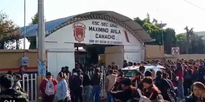 Revisión mochila en secundaria de Texmelucan por alerta de tiroteo