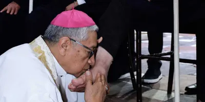 Obispos poblanos replican humildad de Cristo con Lavatorio de Pies 