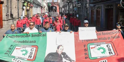 Sindicatos marchan en Puebla y exigen menos ISR y más aguinaldo