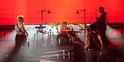 MORAT abarrotó el Teatro del Pueblo; sus fans fueron un coro monumental