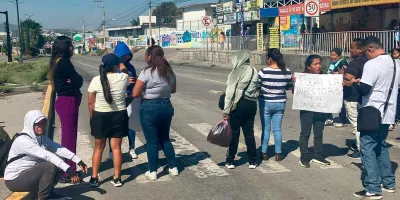 Manifestación en la capital por conserje fisgón en baños de escuela primaria 