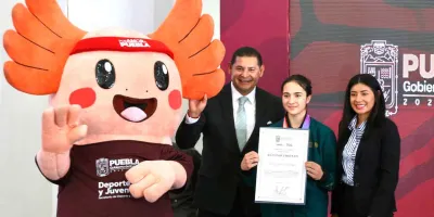 Puebla es referente nacional en deporte; reconoce gobernador a medallista en escalada