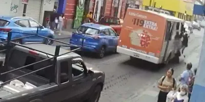 Puebla: mujer resbala al subir a micro y es atropellada por la unidad