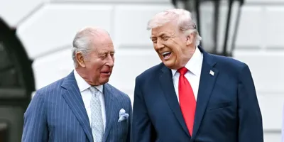 Trump y Carlos III en la Casa Blanca: la polémica por la imagen de “dos reyes” que sacude la diplomacia