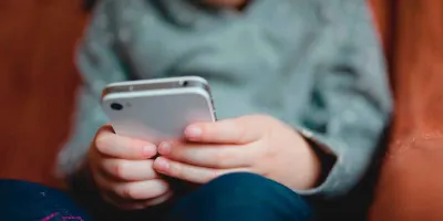 ¿A qué edad usar celular? Puebla inicia foros para definir límites en menores