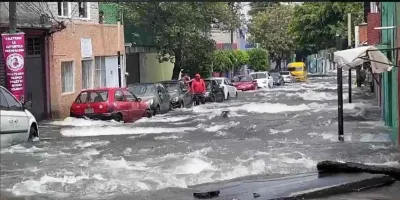 Megafuga de agua en Iztapalapa provoca inundaciones tras ruptura de tubería