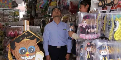 Adelanto del ciclo escolar impactaría ventas de graduaciones en Puebla