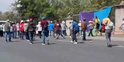 Comuneros de Sevina irrumpen en Casa Michoacán y chocan con policías antimotines