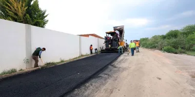 Construye Gobierno estatal 3.3 kilómetros del camino a las Loberas en Tecali