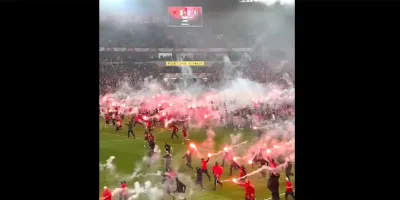 VIDEO. Violencia en el derby de Praga obliga a suspender el partido entre Slavia y Sparta