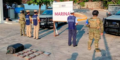 Marina asegura paquetes de cocaína flotando frente a Huatulco