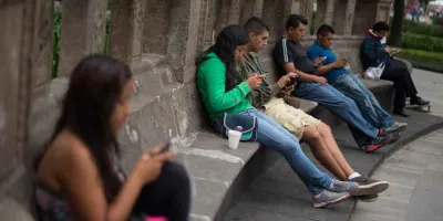 México pasa más de siete horas al día en internet, alerta subsecretario de la SEP