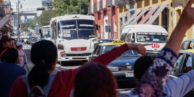 Puebla analiza permanencia del descuento a estudiantes en transporte